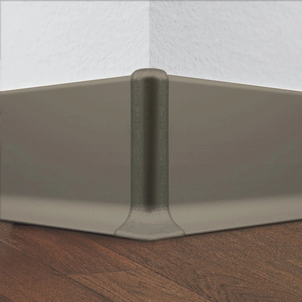 Ambientebild Sockelleiste in Titan mit Außenecke zwischen Wand und Laminat installiert #A0002063 #A0002073 #A0002068
