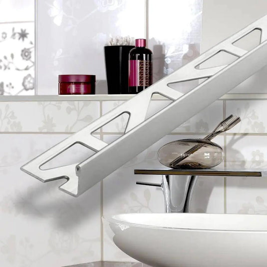 Winkelprofil in Silber mit einem Badezimmer im Hintergrund