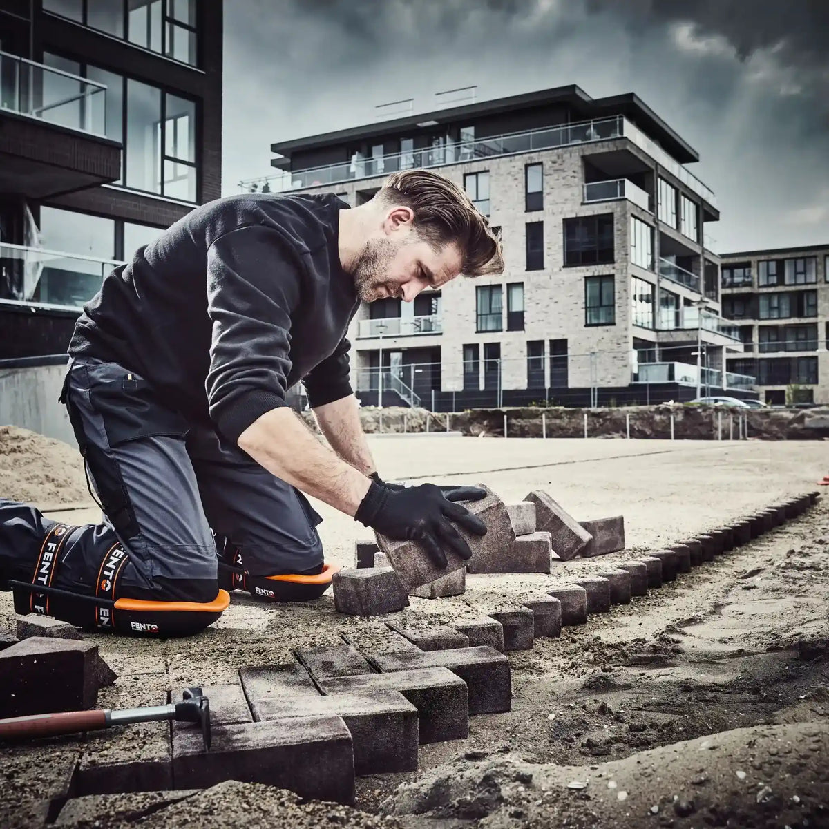 The FENTO 400 / FENTO Max in use during paving stone installation