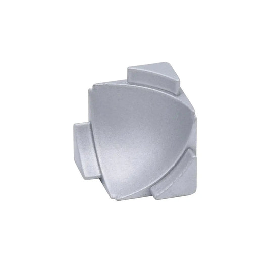 Vue détaillée de l'angle intérieur tridimensionnel pour le profilé de raccordement mural COVE en argent avec trois goupilles de fixation #FR0002910