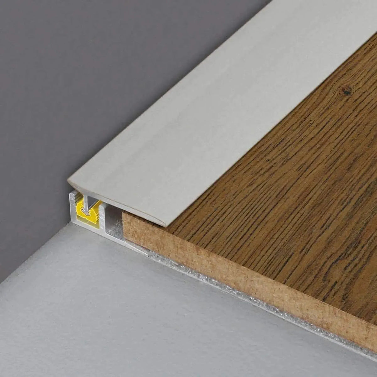Profilé de raccordement mural Clip anodisé argenté avec fond en bois brun inséré #FR0003699
#FR0003700