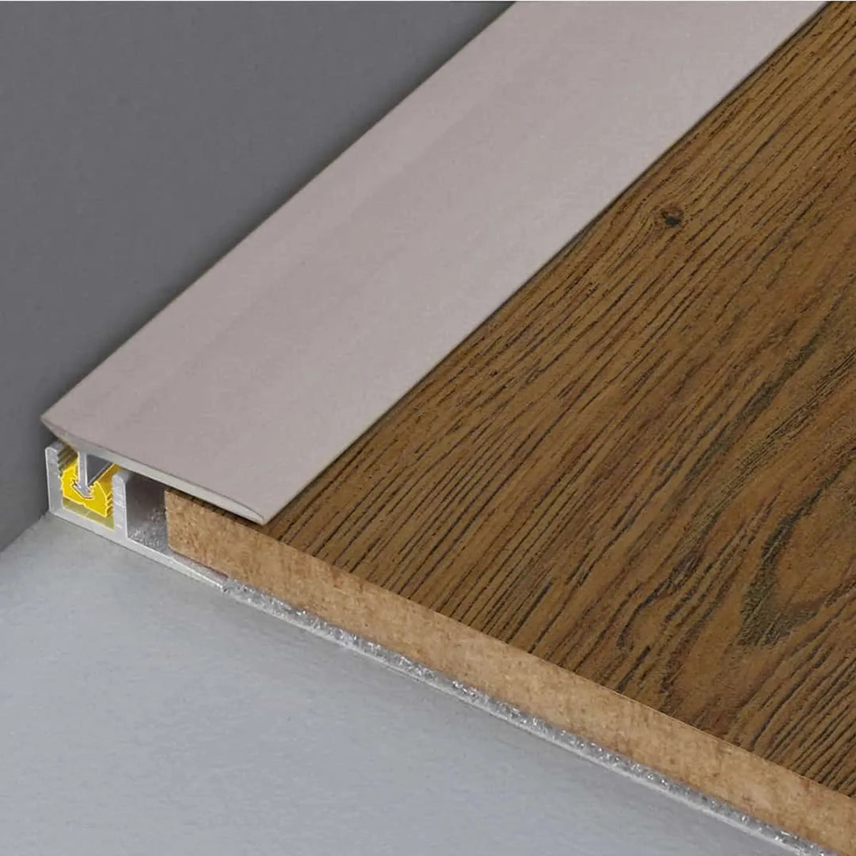 Profilé de raccordement mural Clip anodisé en titane avec fond en bois brun inséré #FR0003705
#FR0003706