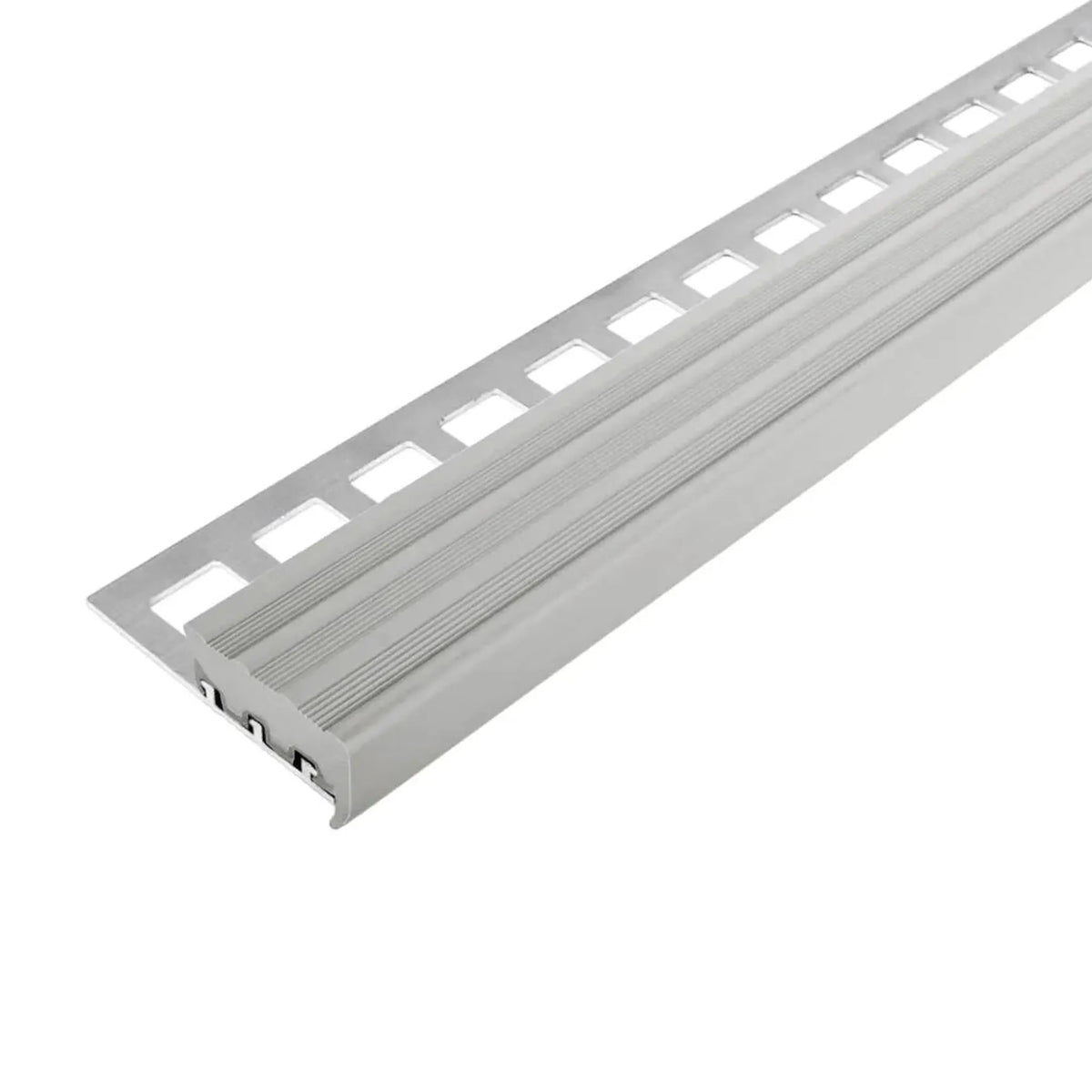 Gros plan sur un profil d'escalier avec un large insert en caoutchouc gris #FR0001753
#FR0001757