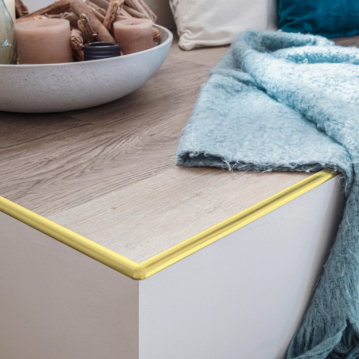 Ambientebild goldenes Viertelkreisprofil an einem Tisch verbaut #A0002703