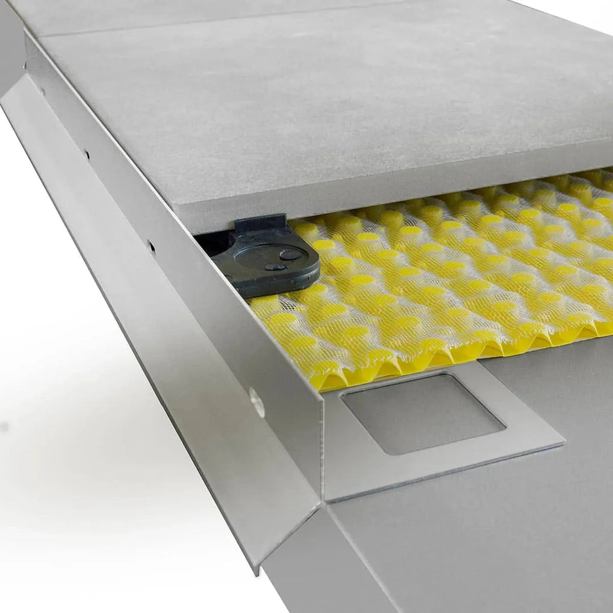 Anwendungsbild des silbernen Balkonprofils Y-Form mit gelber Drainagematte und verlegten Platten