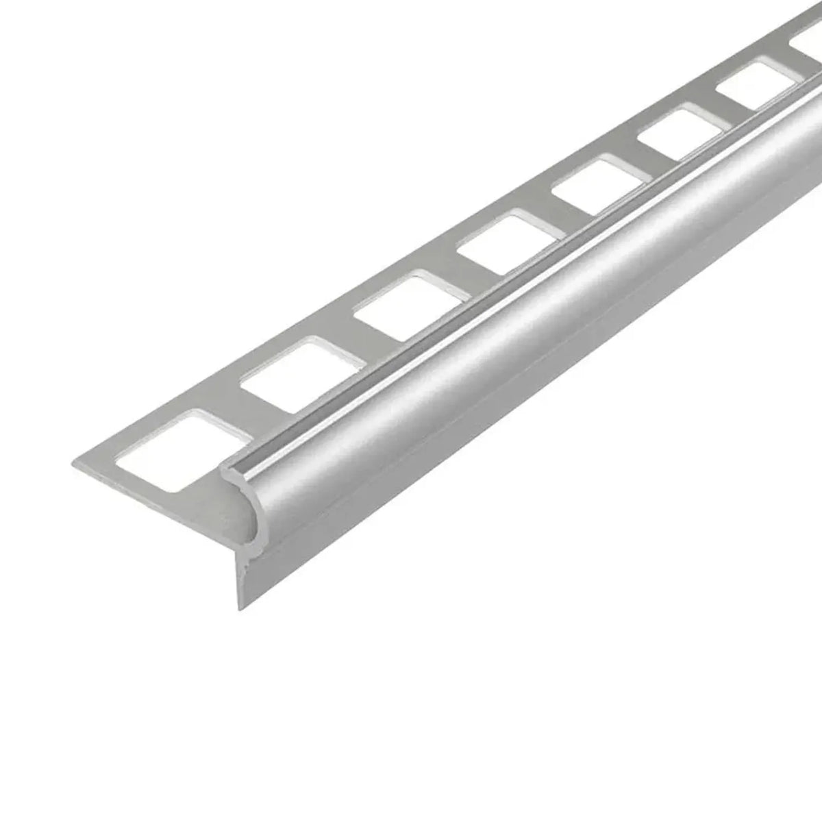 Gros plan du profilé de nez de marche Florentiner en aluminium anodisé argent avec découpe carrée