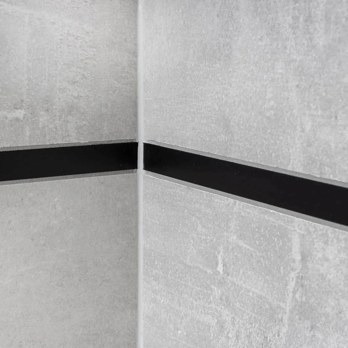 Profilé décoratif noir mat travaillé entre des carreaux gris #FR0005118
#FR0005119
#FR0005120