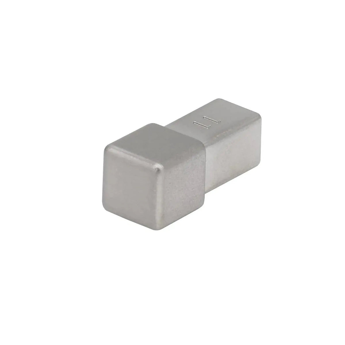 Detailaufnahme eines Quadratprofil Eckstücks mit imitierter, gebürsteter Edelstahloptik und Befestigungsstift #A0001770
#A0001777
#A0001823
#A0002253
#A0004152