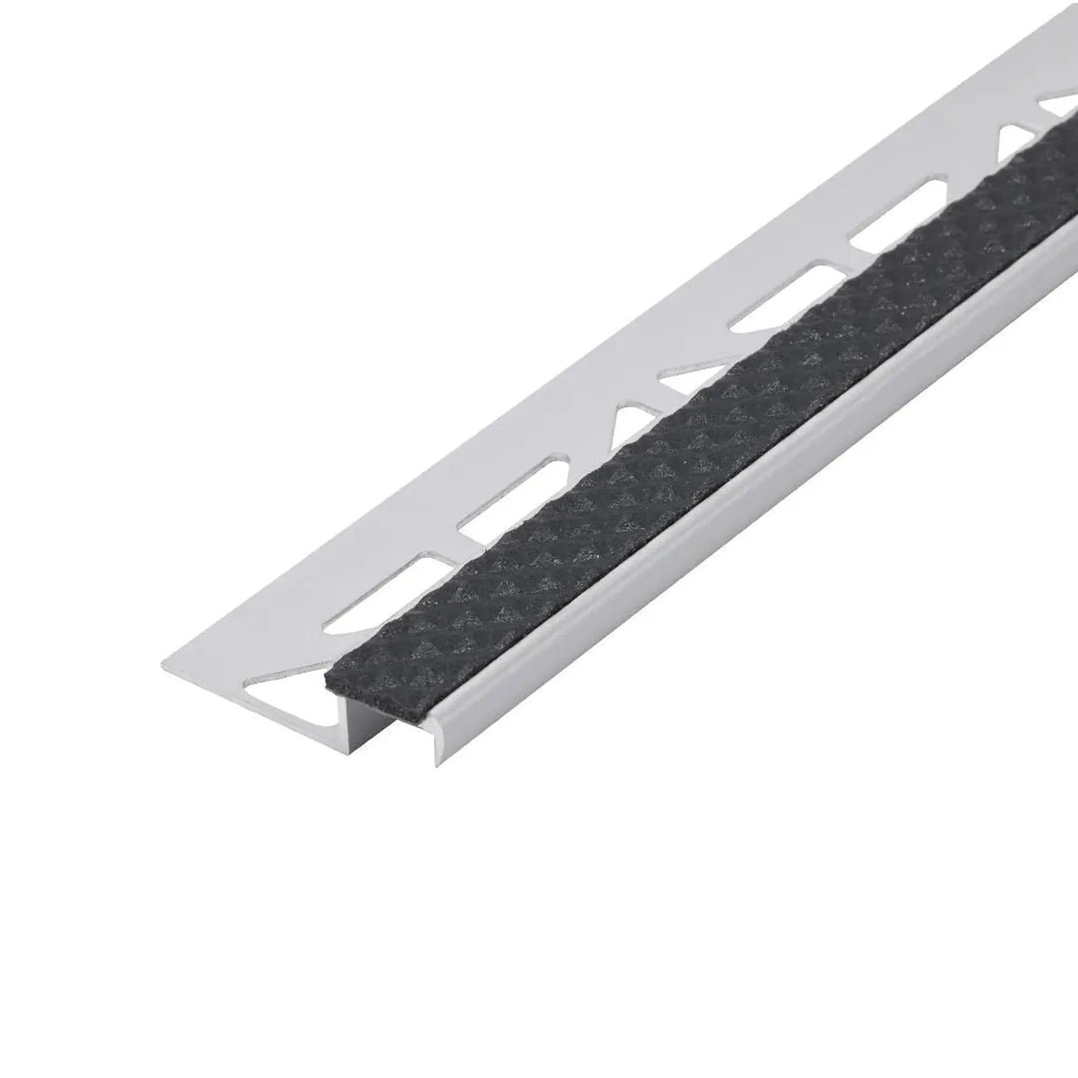Zbliżenie profilu krawędziowego schodowego z aluminium antypoślizgowego z czarną wkładką #A0001729 #A0001734