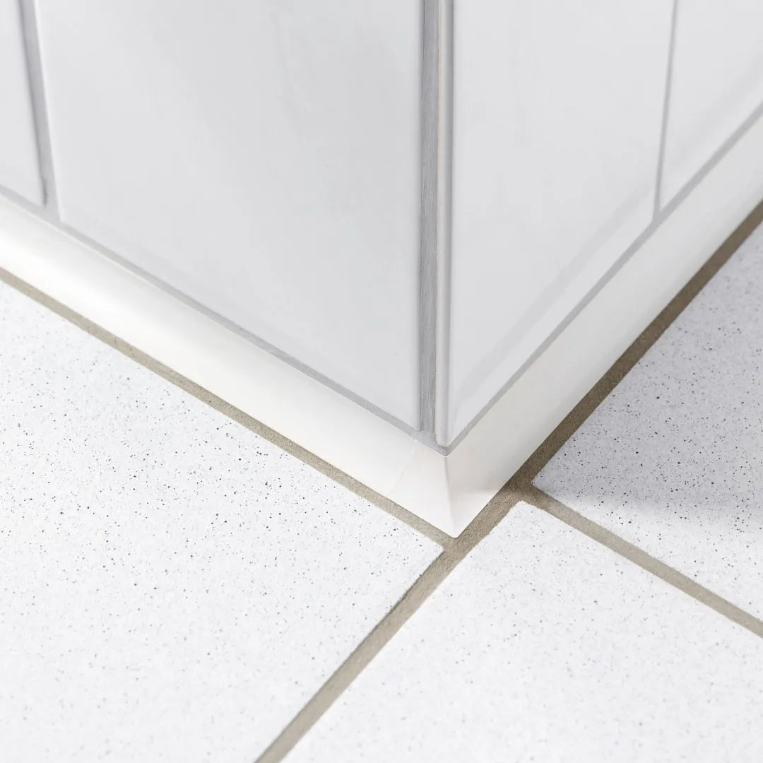 Connecting tile profiles correctly: miter cut vs. accessories