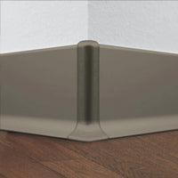 Ambientebild Sockelleiste in Titan mit Außenecke zwischen Wand und Laminat installiert #A0002063 #A0002073 #A0002068