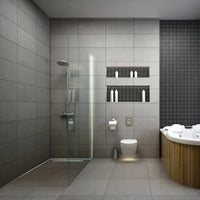 Ambientebild eines Badezimmers mit bodengleicher Dusche und eingebauten Wandnischen. Das Badezimmer ist modern gehalten und mit grauen Fliesen ausgestattet #A0004997 #A0004998 #A0004999 #A0005000 #A0005001 #A0005002 #A0005003