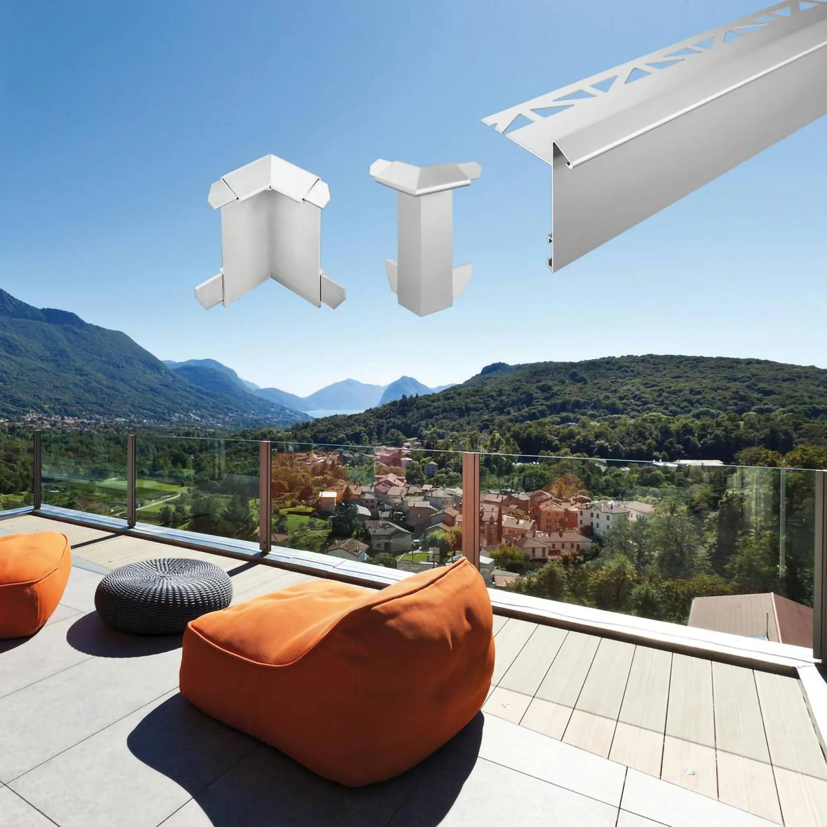Ambientebild Balkonwinkelprofil mit Eckstücken vor einem Balkon mit Gartenmöbeln #A0005364 #A0005324 #A0005325 #A0005318 #A0005319 #A0005321 #A0005322