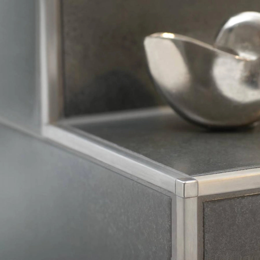 Ambientebild Quadratprofil in Aluminium an Fliesen verlegt