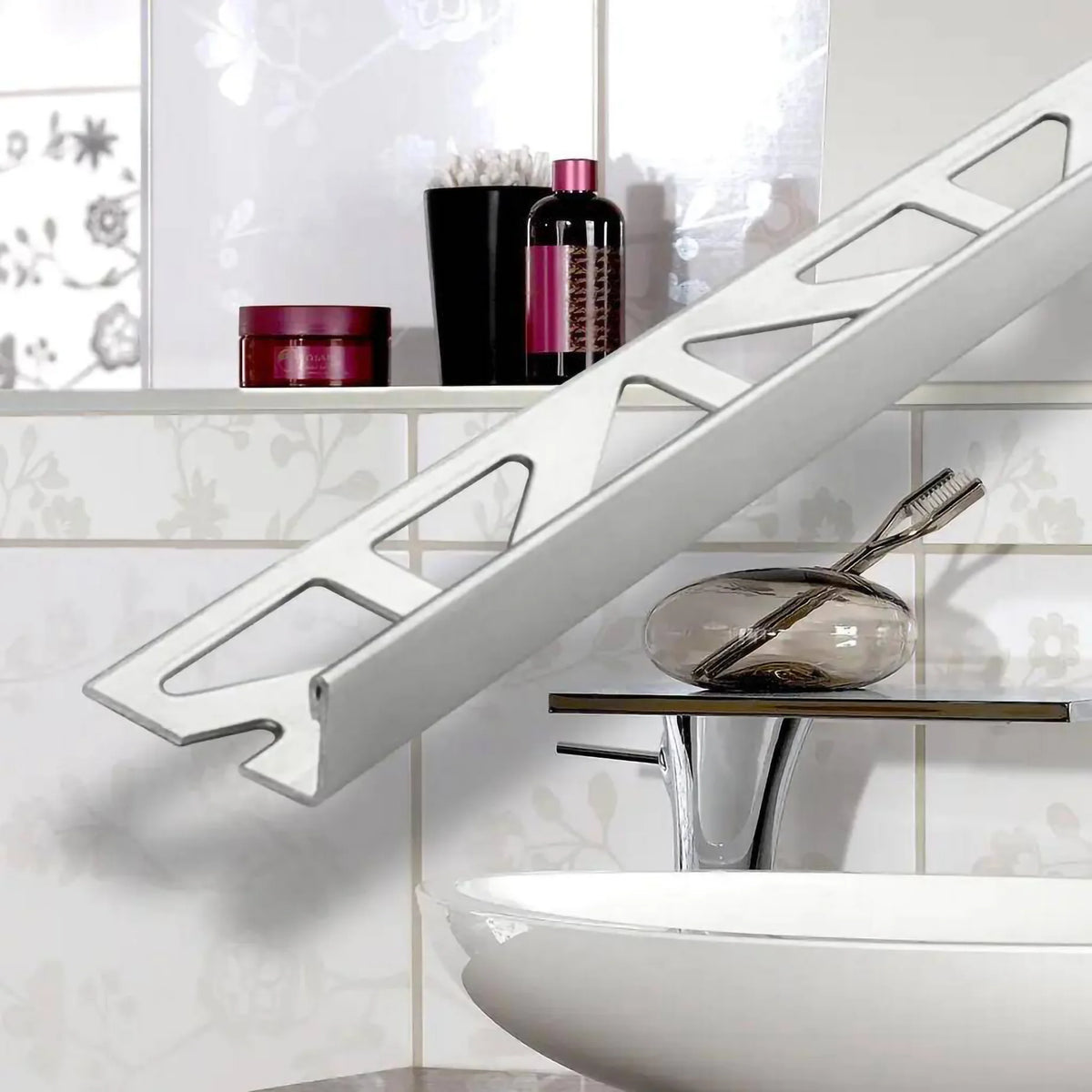 Winkelprofil in Silber mit einem Badezimmer im Hintergrund 