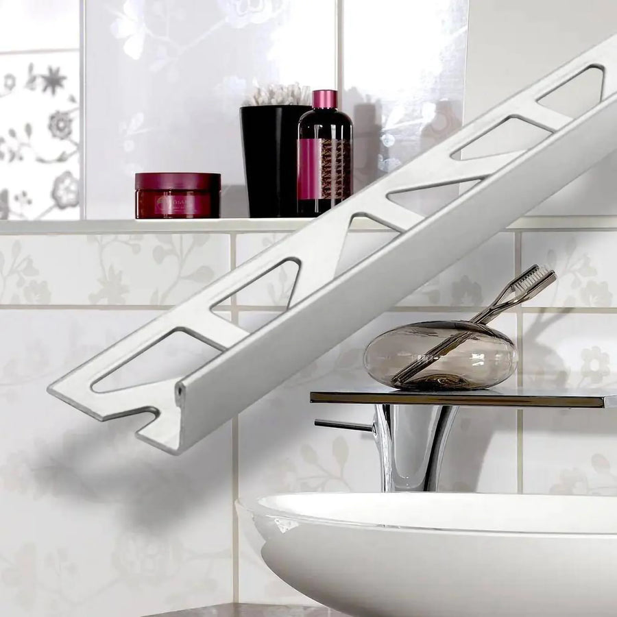 Winkelprofil in Silber mit einem Badezimmer im Hintergrund 