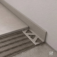 Ambientebild Aluminium Winkelprofil in der Farbe Bimsstein an grauen Fliesen verlegt #A0005606 #A0005605 #A0005604 #A0005608 #A0005607
