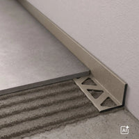 Ambientebild Aluminium Winkelprofil in der Farbe Granit an grauen Fliesen verlegt #A0005596 A0005594 #A0005595 #A0005597 #A0005598