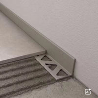 Ambientebild Aluminium Winkelprofil in der Farbe Kalkstein an grauen Fliesen verlegt #A0005621 #A0005619 #A0005620 #A0005622 #A0005623