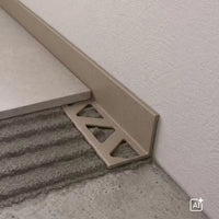 Ambientebild Aluminium Winkelprofil in der Farbe Sandstein an grauen Fliesen verlegt #A0005599 #A0005600 #A0005603 #A0005602 #A0005601