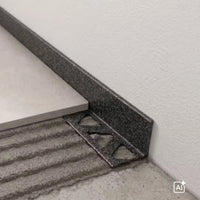 Ambientebild Aluminium Winkelprofil in der Farbe Vulkan an grauen Fliesen verlegt #A0005591 #A0005589 #A0005590 #A0005592 #A0005593