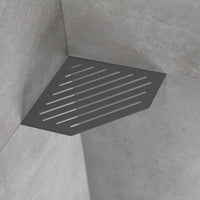 Ambientebild betongraue fünfeckige Duschablage in einer Ecke eingebaut
#A0004308