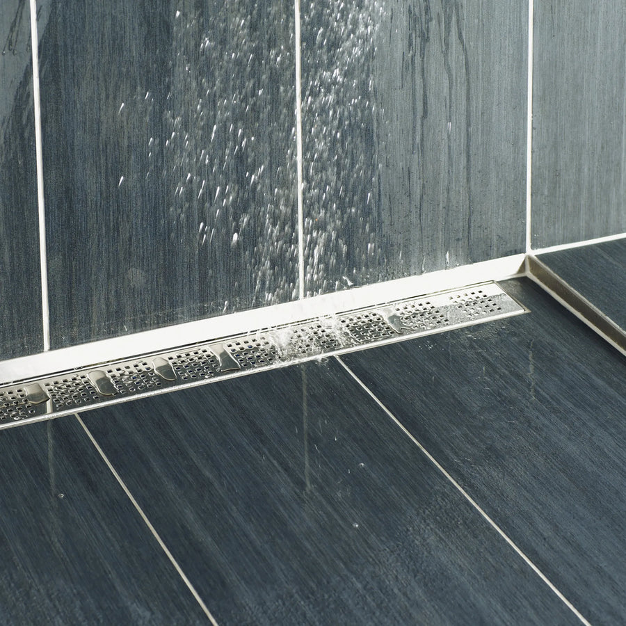 Ambientebild der Duschrinne mit Square-Rostabdeckung in einer bodengleichen Dusche