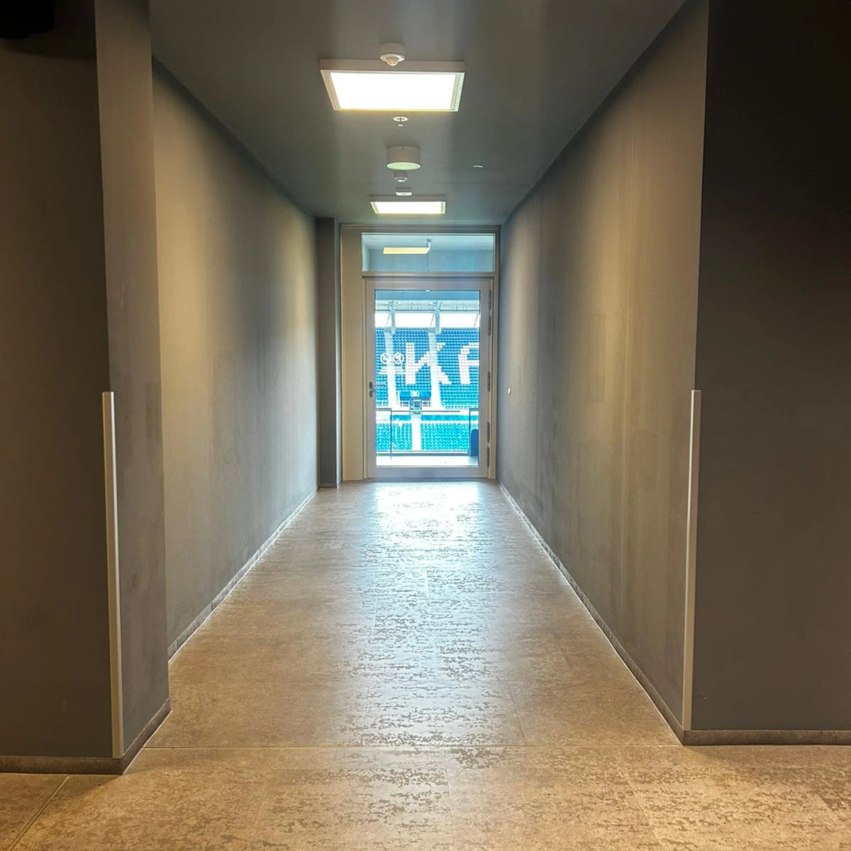 Eckschutzwinkel Aluminium silber im Fußballstadion des Karlsruher SC verbaut