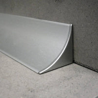 Ambientebild silber eloxierte Endkappe Wandanschlussprofil COVE #A0002911