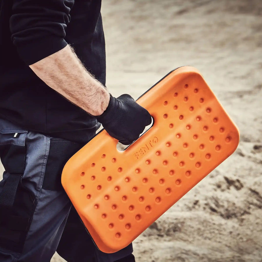 Das FENTO Board ist handlich, wie hier zu sehen in der Hand eines Handwerkes. Der Tragegriff erleichtert den Transport des Boards