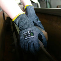Die Handschuhe von Triuso Basalt im Einsatz