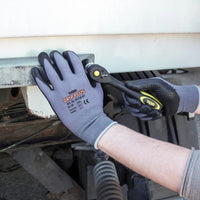 Beispielbild der Triuso Grip Plus Handschuhe, beim Einsatz einer Reparatur
