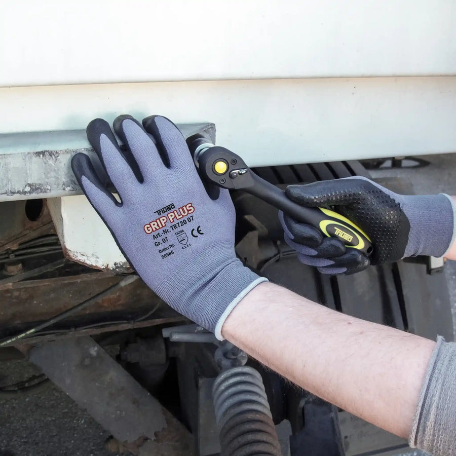 Beispielbild der Triuso Grip Plus Handschuhe, beim Einsatz einer Reparatur