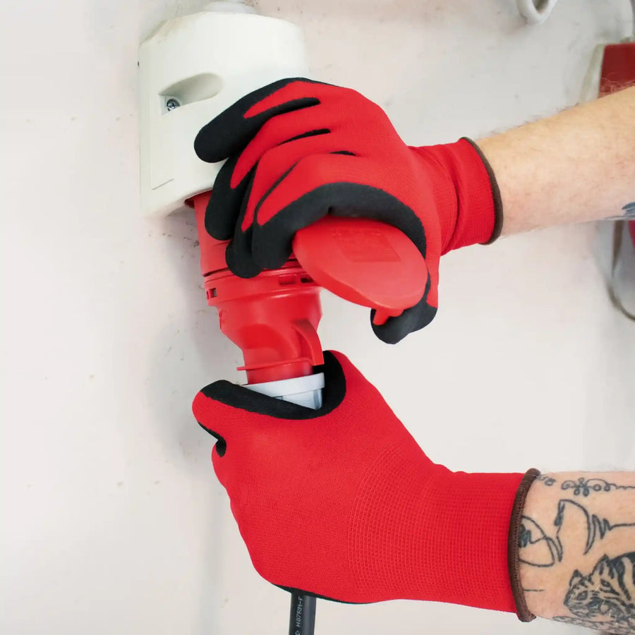 Beispielbild bei der Nutzung der Precision Handschuhe zum einstecken eines Starkstromsteckers