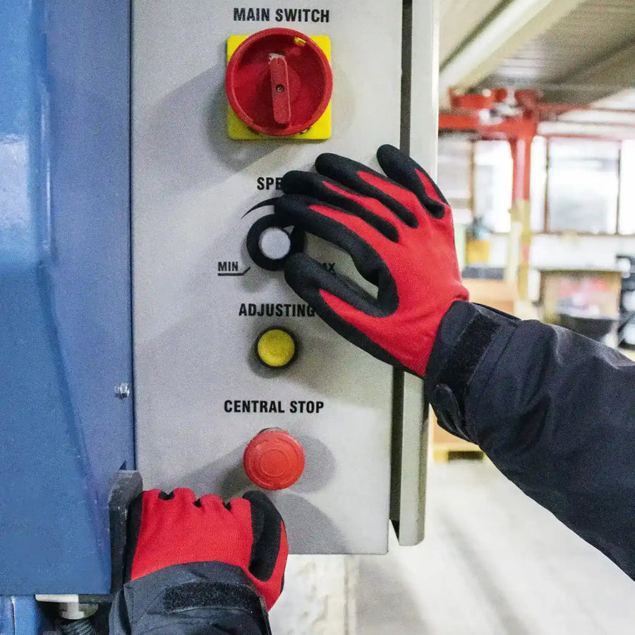 Die Triuso Precision Handschuhe bei der Bedienung einer Industrieschalters