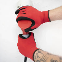 Beispielbild bei der Nutzung der Precision Handschuhe zum einstecken eines 32 A Steckers