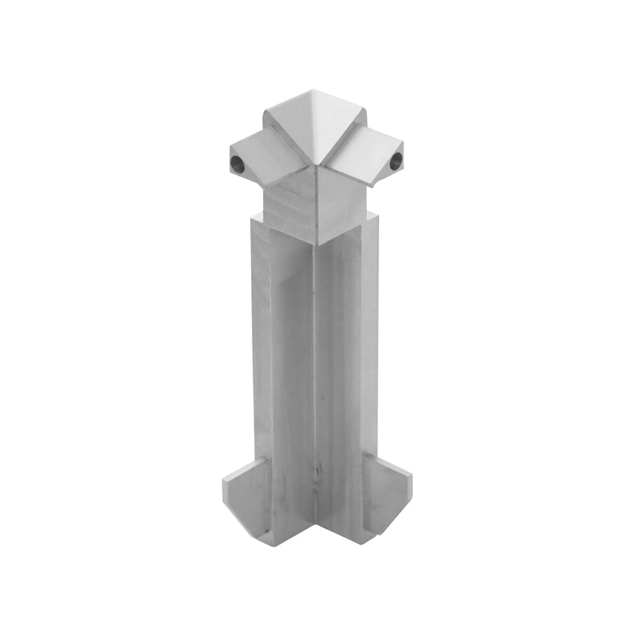 Nahaufnahme der silber eloxierten Innenecke Balkonwinkelprofil Tropfkante für 22mm Aufbau mit 60 mm Blende #A0005366
