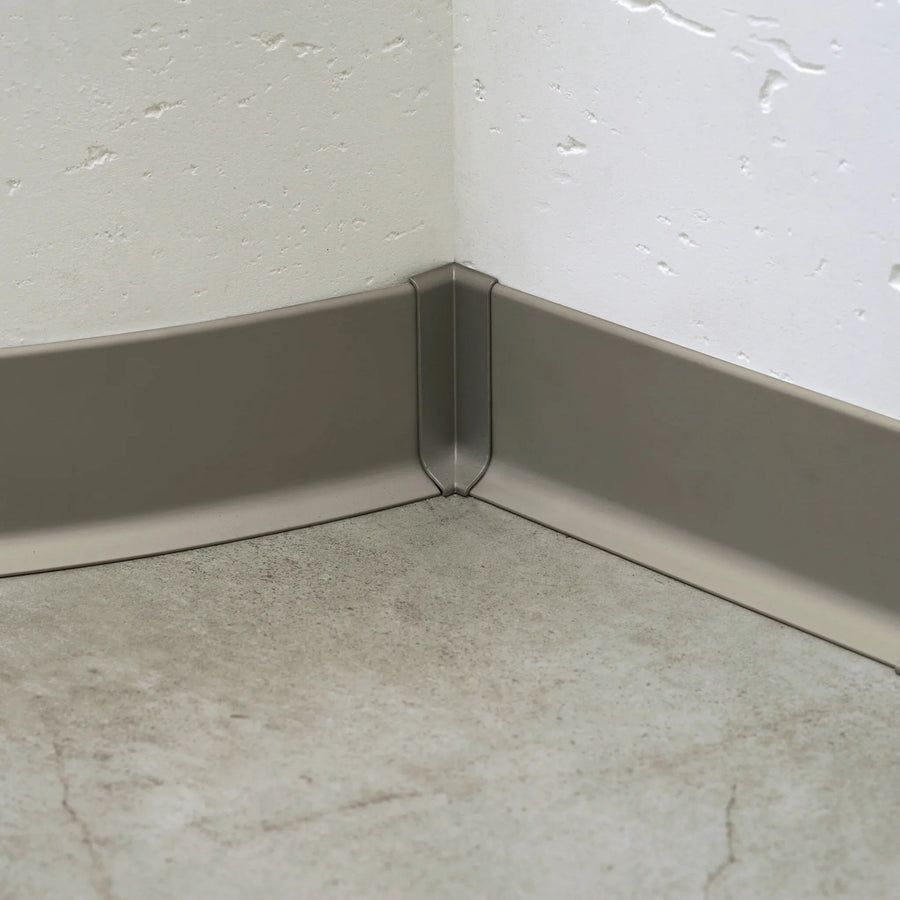 Ambientebild Sockelleiste mit Innenecke in Titanfarbe zwischen Wand und Boden installiert #A0002066 #A0002071 #A0002076