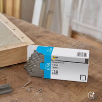 Ambientebild Stahlklammern für Hammertacker liegen auf einem Holztisch #A0005626
