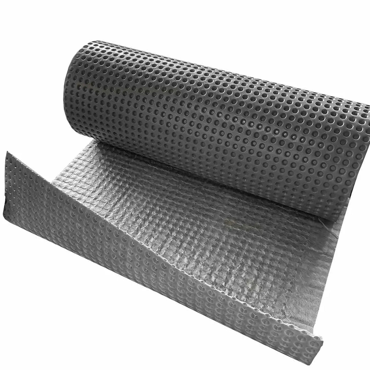 Tapis de drainage noir avec picots légèrement déroulé