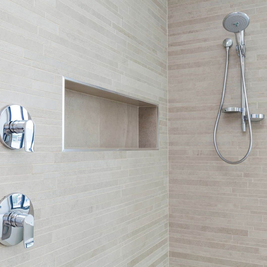 Niche murale PRO installée et carrelée dans une douche #couleur_250-x-800-x-87-mm #FR0005003
