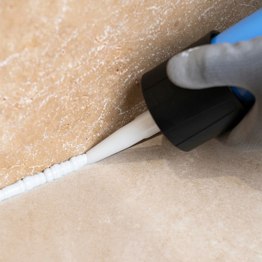 OTTOSEAL S 70 beim verfugen einer Fuge. 