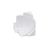 Vue détaillée de l'angle intérieur tridimensionnel pour le profilé de raccordement mural COVE en blanc avec trois goupilles de fixation #FR0002915