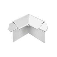 Gros plan sur l'angle intérieur anodisé argenté profilé angulaire de balcon Bord d'égouttement avec cache de 18 mm #FR0003309