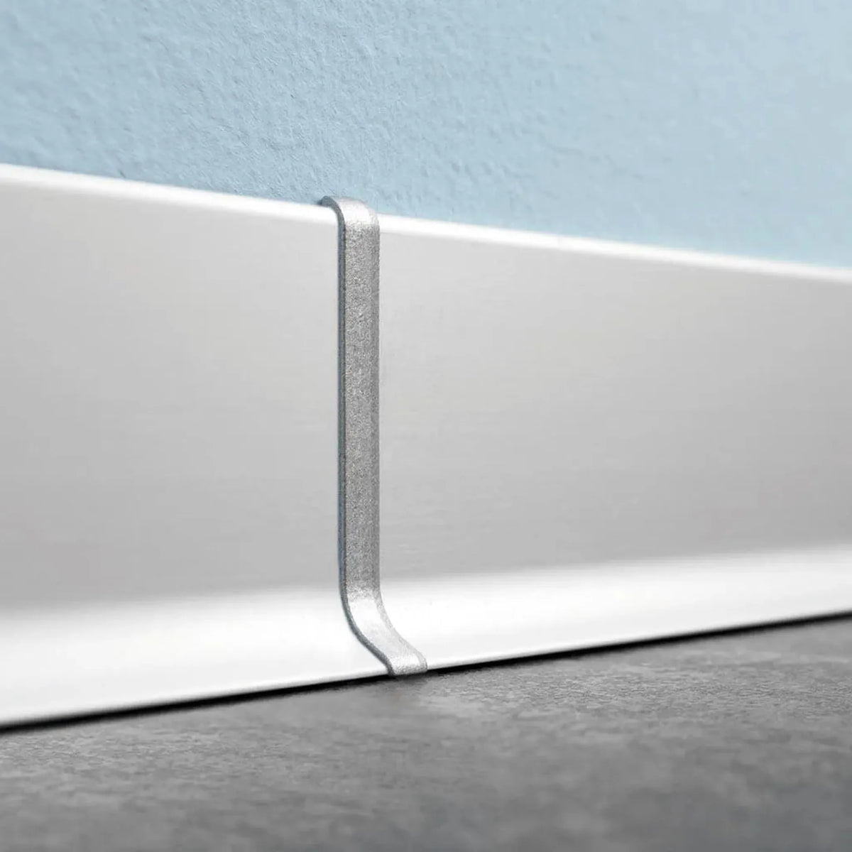 Photo d'ambiance du connecteur en forme de S pour plinthe aluminium argent mat avec clips de fixation #FR0002043
#FR0002048
#FR0002053
#FR0002058