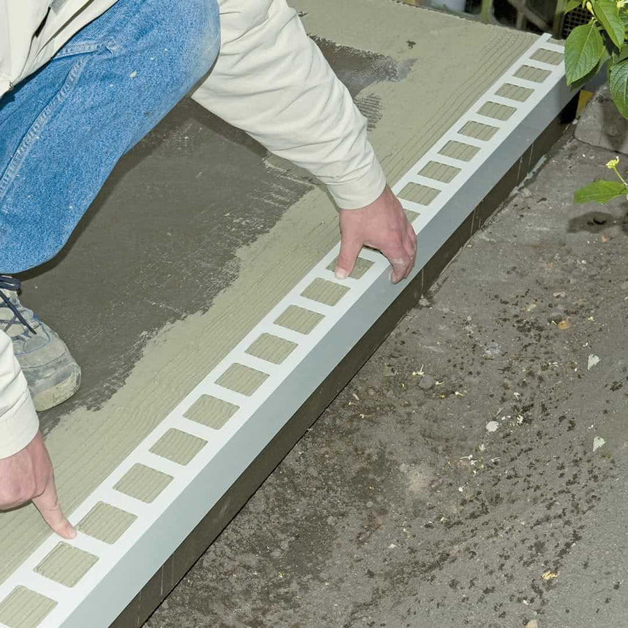 Image d'ambiance avec l'artisan qui pose le profilé de balcon en L #FR0004279
#FR0004280
#FR0004282