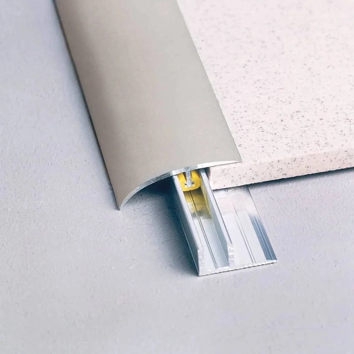 Profilé de finition Clip aluminium titane mat posé sous un carrelage #FR0003696 #FR0003697