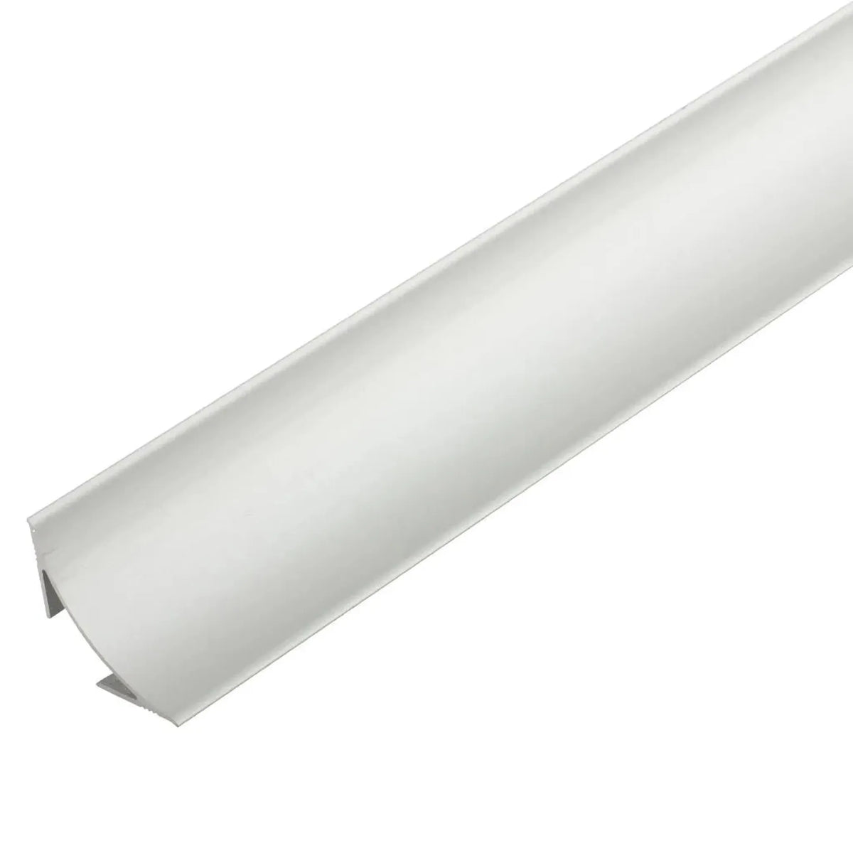 Gros plan sur le profilé de raccordement mural COVE aluminium. Gorge creuse avec surface mate argentée #FR0002907