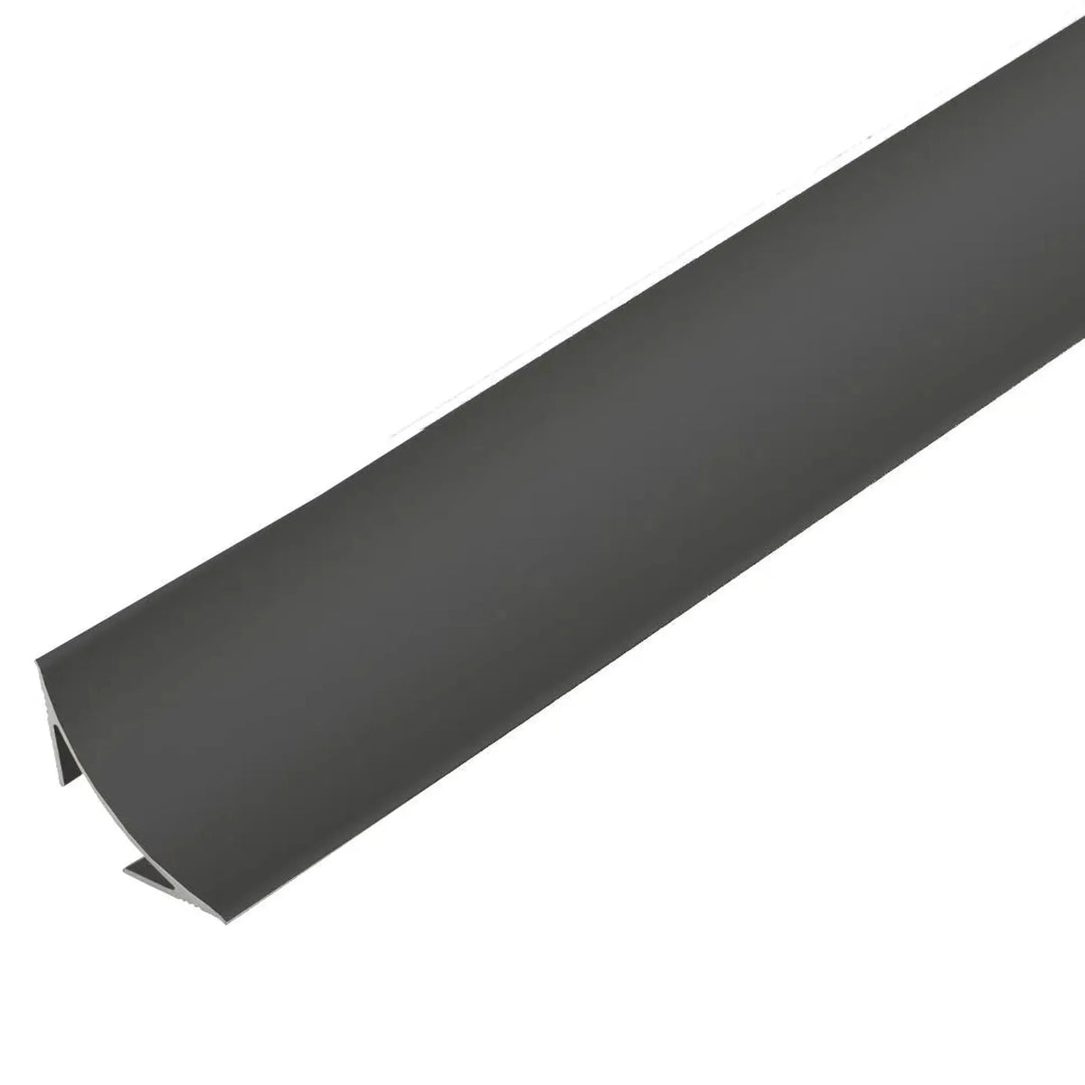 Gros plan sur le profilé de raccordement mural COVE aluminium. Gorge creuse avec surface noire revêtue par poudre #FR0005063