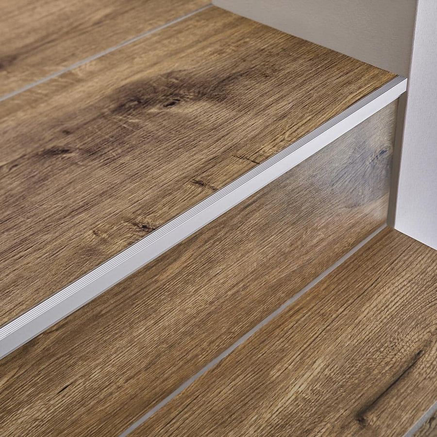 Profilé de marche transformé Squarestep Aluminium sur escalier avec revêtement en bois